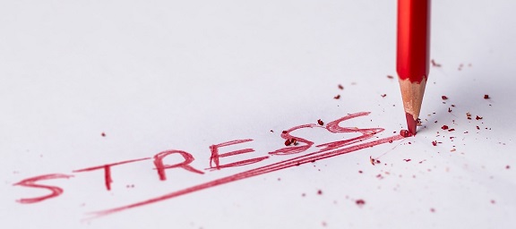 Roter Stift schreibt das Wort 'Stress'