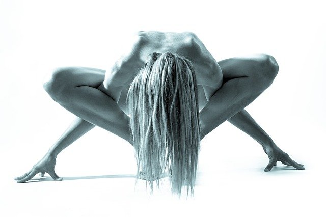 Frau in Yoga-Pose